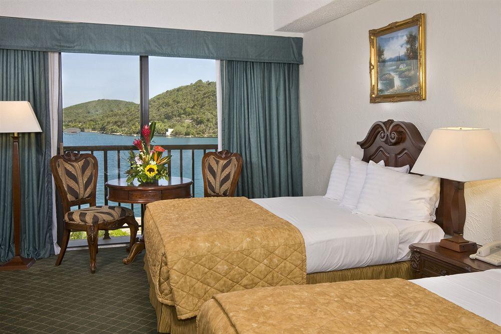 Windward Passage Hotel Charlotte Amalie Ruang foto